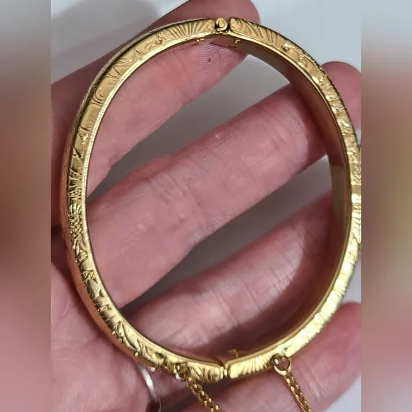 Vintage bracelet bangle etched flowers gold safety chain estate vtg Hong Kong - Picture 3 of 13